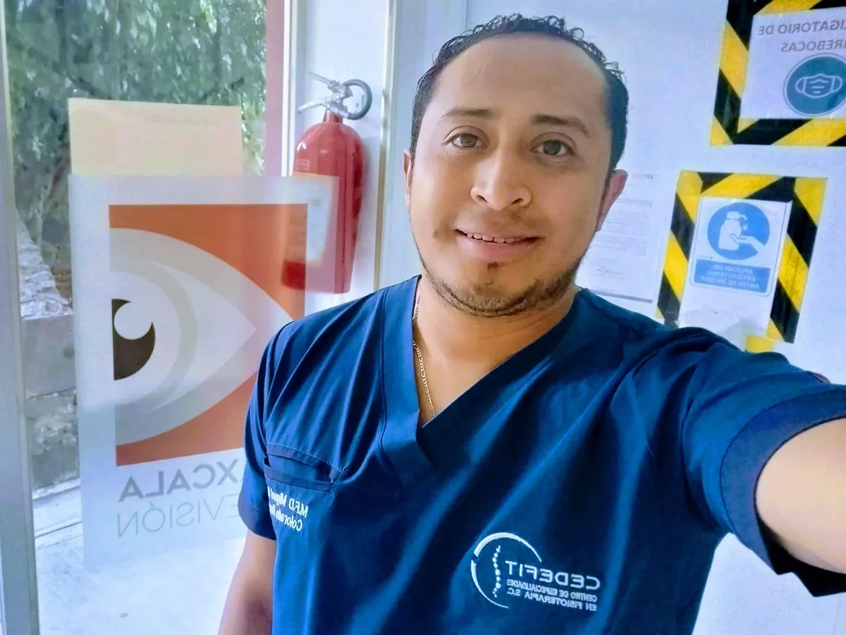 Miguel Colorado con el uniforme de su consultorio